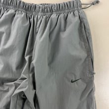 Cargar imagen en el visor de la galería, Pantalón Nike Parachute - S