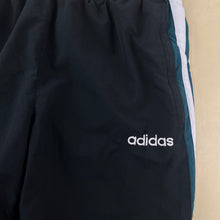 Cargar imagen en el visor de la galería, Pantalón Adidas Parachute Three Stripes - L