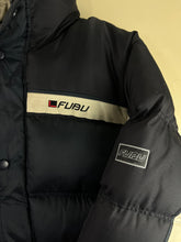 Cargar imagen en el visor de la galería, Plumífero FUBU For Us Bout Us - M